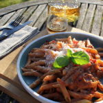 Herremiddag: Pasta med hjemmelavet whisky-tomatsauce på Highland Park 12 års...