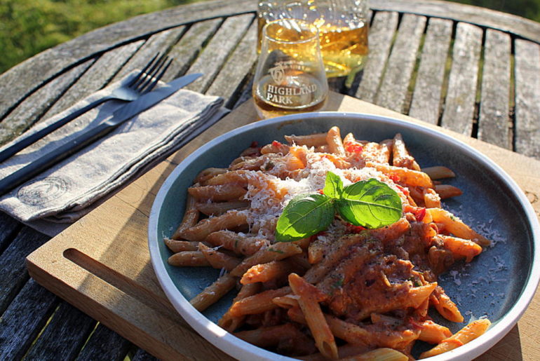 Herremiddag: Pasta med hjemmelavet whisky-tomatsauce på Highland Park 12 års…