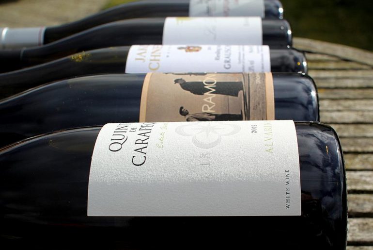 Disse hvidvine synes jeg du skal drikke på terrassen!