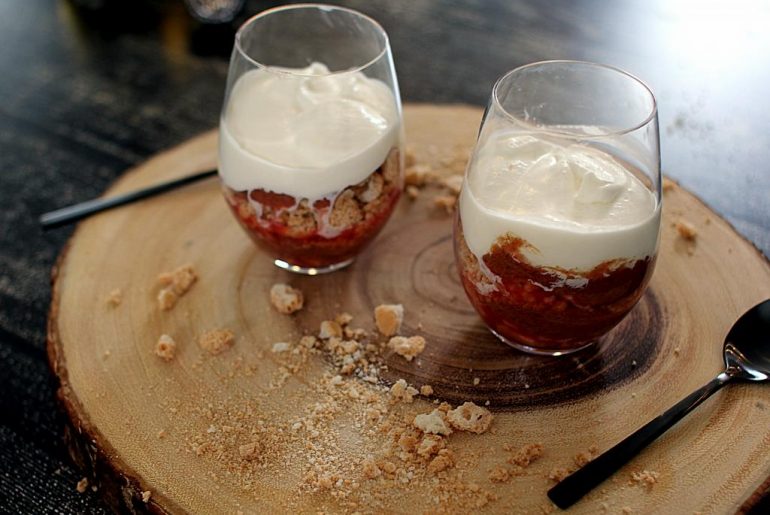 Sommerhit: Opskrift på trifli med rabarber med et lækkert twist!