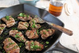 Sommerbuk med fladbrød, syltede rødløg, tzaziki og hummus!