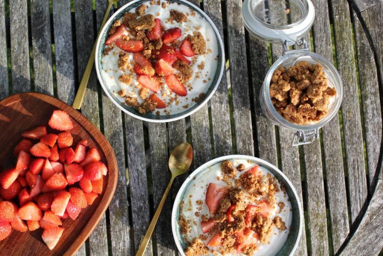 Opskrift på den lækreste "koldskålsis" med knust kammerjunkere