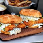 Opskrift på fiskeburger med torsk og den lækreste tatarsauce!