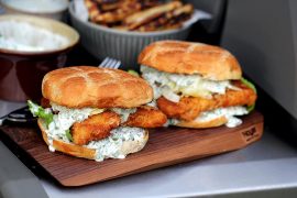 Opskrift på fiskeburger med torsk og den lækreste tatarsauce!