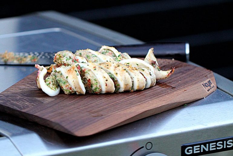 Grillet fyldt blæksprutte hvidløg, persille og chorizo!