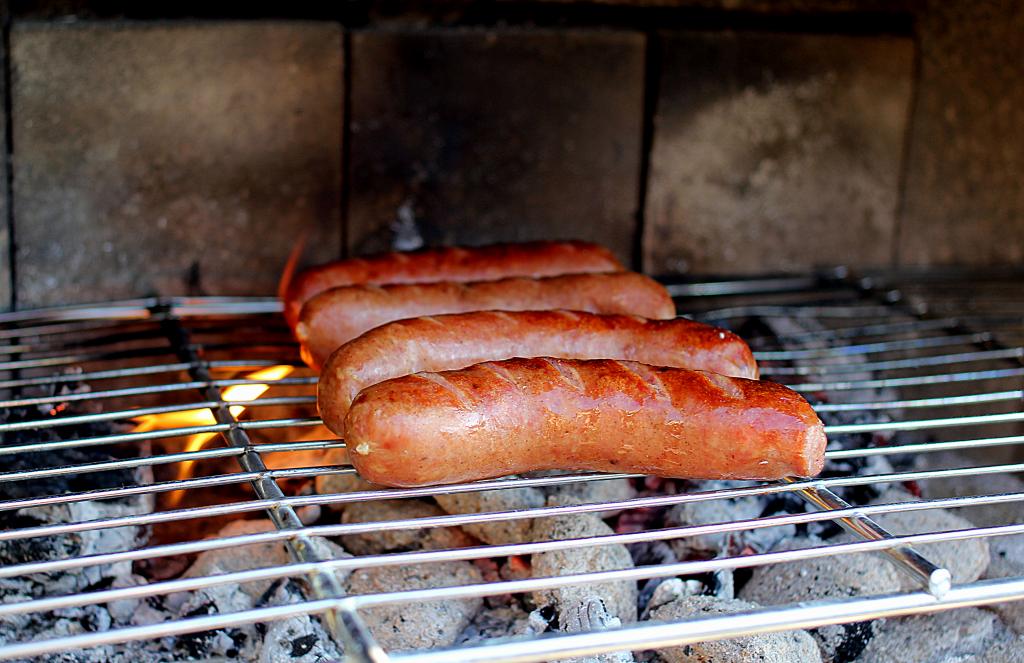 Gourmet Hotdogs med syltet kål, ketchup, remoulade, karse og rød løg...