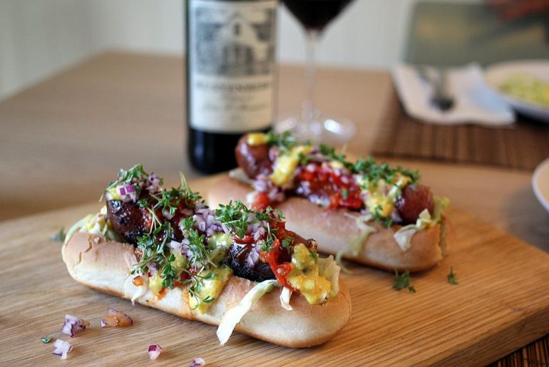 Gourmet Hotdogs med syltet kål, ketchup, remoulade, karse og rød løg...