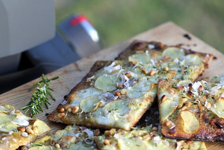 Opskrift på den perfekte pizza på grillen - så nemt er det!