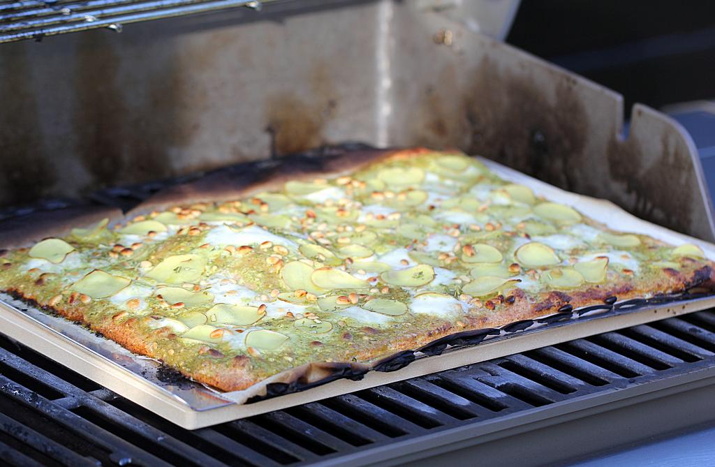 Opskrift på den perfekte pizza på grillen - så nemt er det!