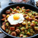 Rustik biksemad med frankfurter og spejlæg...