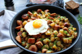 Rustik biksemad med frankfurter og spejlæg...