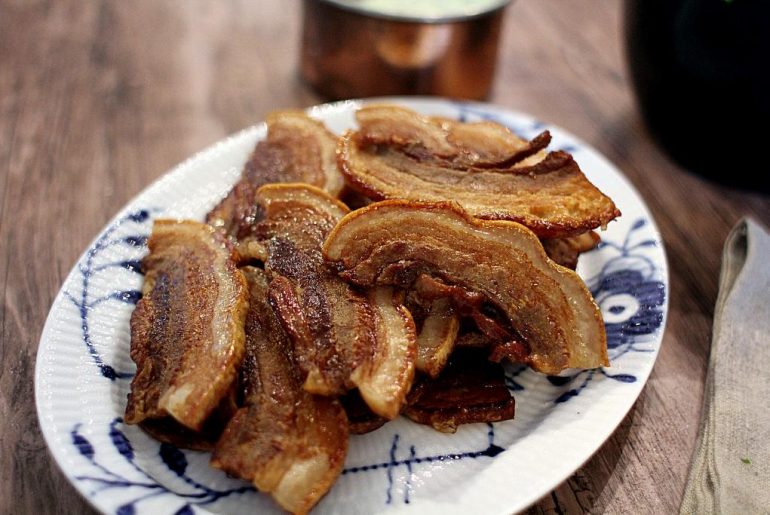 Klassisk stegt flæsk med persillesovs