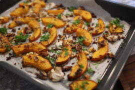 Halloween Tema: Bagt græskar med valnødder og feta