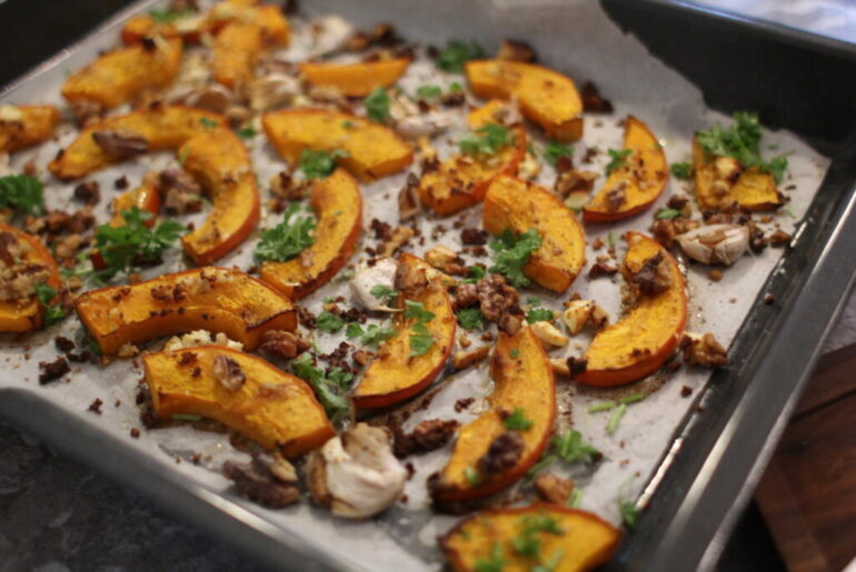 Halloween Tema: Bagt græskar med valnødder og feta