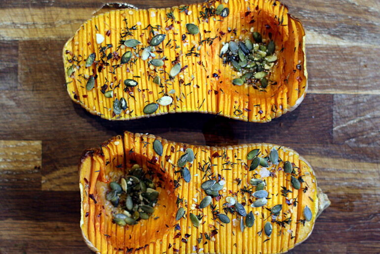 Halloween Tema: “Hasselbagt” (Hasselback) butternut squash