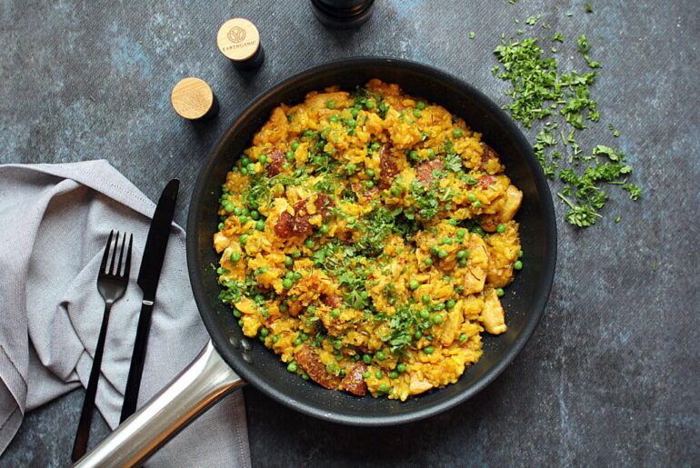 Paella opskrift med krydret pølse og kylling
