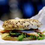 Thanksgiving Tema: Bagel med kalkun, rucola, og tyttebærsauce!