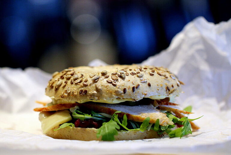 Thanksgiving Tema: Bagel med kalkun, rucola, og tyttebærsauce!