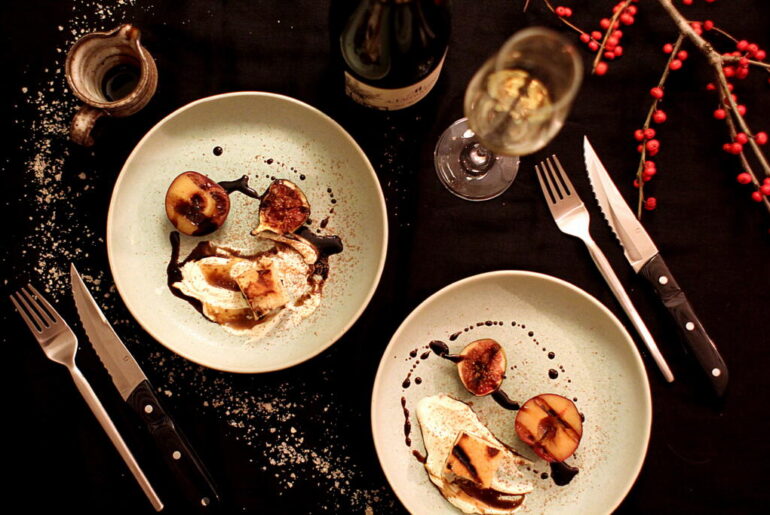 Nytårsmenu på grill: Mazarinkage med vaniljecreme, blomme og figne