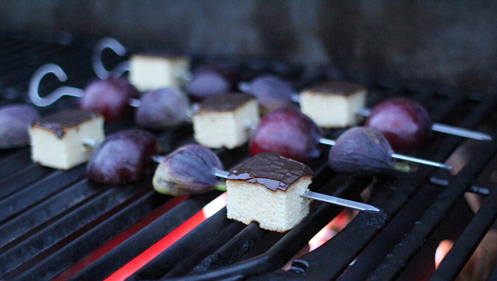 Nytårsmenu på grill: Mazarinkage med vaniljecreme, blomme og figne