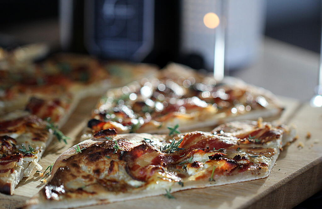 Nytårsmenu på grill: Tarte flambée - feta, ventreche og balsamico