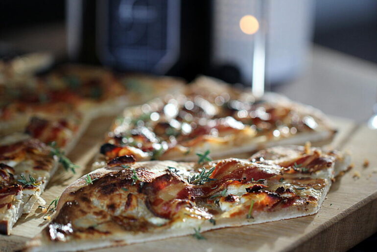 Nytårsmenu på grill: Tarte flambee - feta, ventreche og balsamico