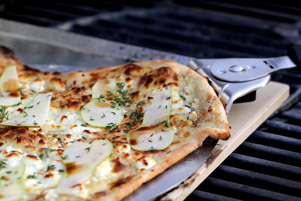 Nytårsmenu på grill: Tarte flambee - feta, ventreche og balsamico