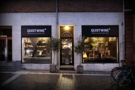 Oplev italiensk stemning midt på Budolfi Plads hos Quist Wine...