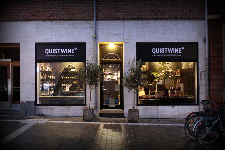 Oplev italiensk stemning midt på Budolfi Plads hos Quist Wine...