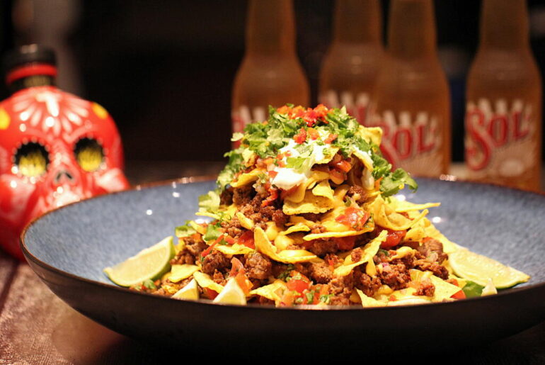 Perfekt opskrift på nachos med ostesauce, salsa og oksekød
