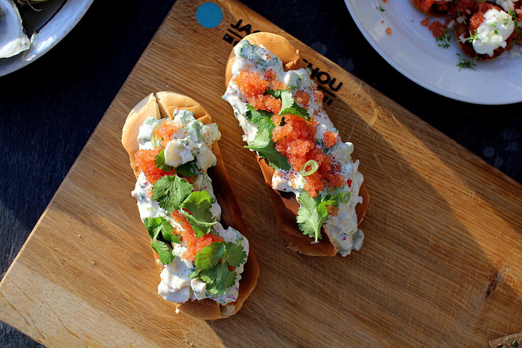 Opskrift på lobsterroll med stenbiderrogn den perfekte snack