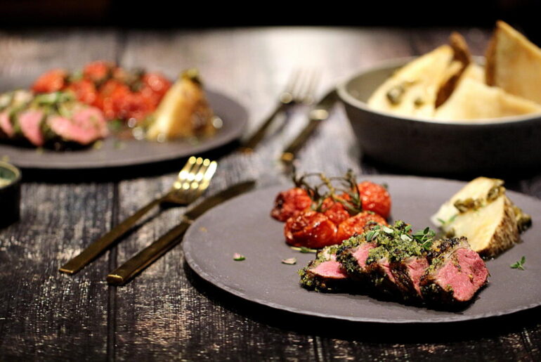 Påskelam med kryddersmør, saltbagt selleri og langtidsbagte tomater