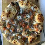 Opskrift på pizza med stenbiderrogn, rødløg og creme fraiche