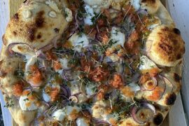 Opskrift på pizza med stenbiderrogn, rødløg og creme fraiche