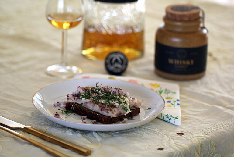 Påskefrokost: Røget sild med peberrodscreme og whisky...