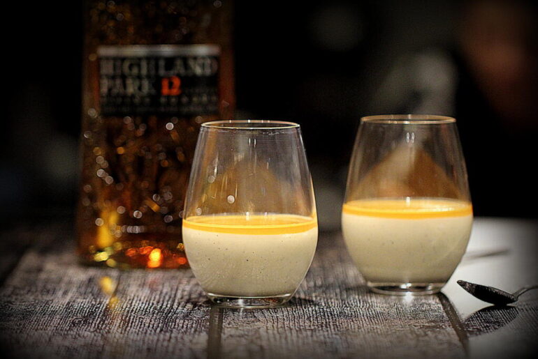 Opskrift på Panna Cotta med "whisky-gele"...