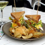 Opskrift på "Club Sandwich" med spejlæg, kylling og karrydressing