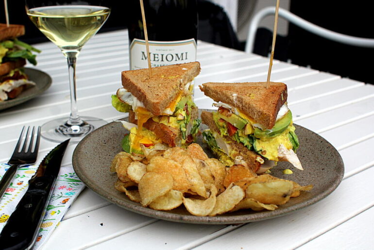 Opskrift på "Club Sandwich" med spejlæg, kylling og karrydressing