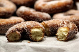 Opskrift på donuts med sukker - perfekt til Super Bowl