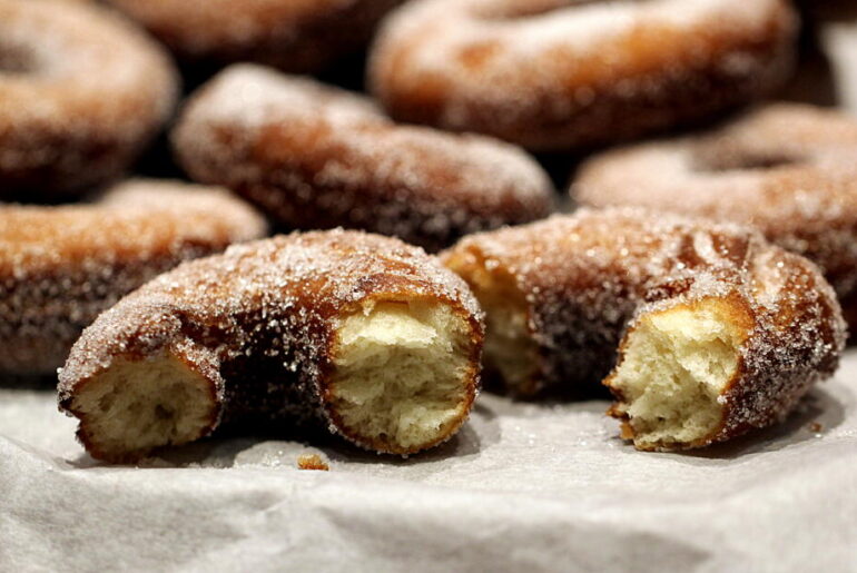 Opskrift på donuts med sukker - perfekt til Super Bowl