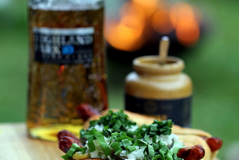 Hotdogs med ramsløgsmayo, remoulade og whiskysennep...