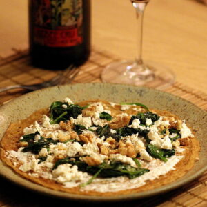 Boghvedepandekager med spinat, feta og knuste valnødder