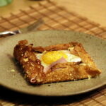 Opskrift på boghvedepandekager med spejlæg, skinke, champignon og ost