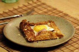 Opskrift på boghvedepandekager med spejlæg, skinke, champignon og ost