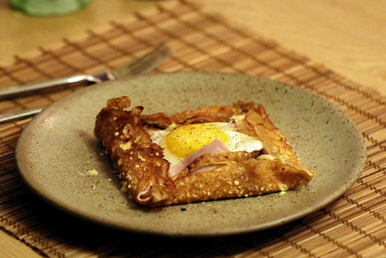 Opskrift på boghvedepandekager med spejlæg, skinke, champignon og ost
