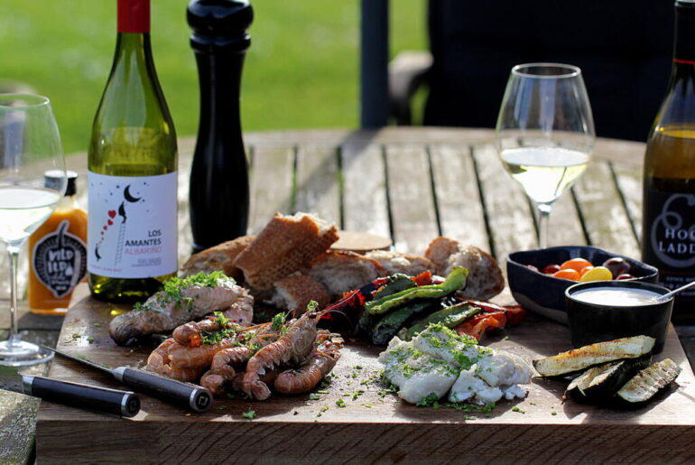 Sommermad: Opskrift på grillet fisk og skaldyr