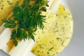 Opskrift på dampede hvide asparges med dild-hollandaise