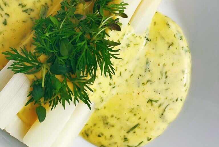 Opskrift på dampede hvide asparges med dild-hollandaise