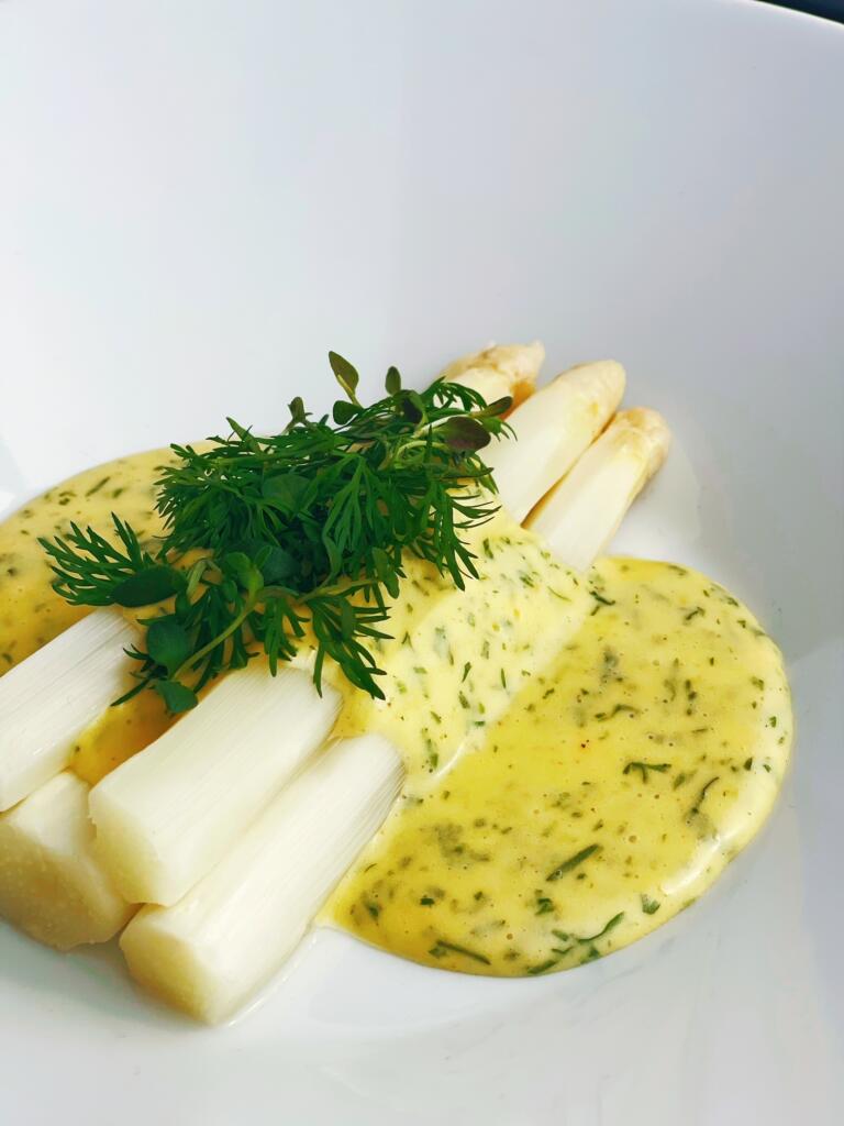 Opskrift på dampede hvide asparges med dild-hollandaise