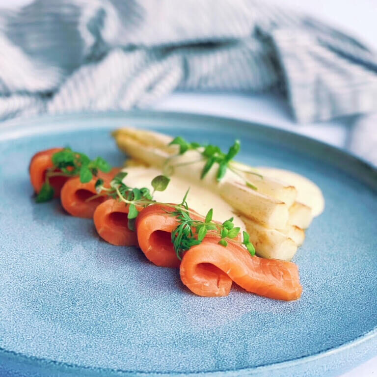 Fanø-laks med grillet hvide asparges og sauce mousseline